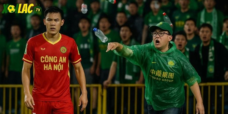 CĐV Bắc Kinh Quốc An ném chai lọ, làm tăng căng thẳng trong vụ Công an Hà Nội vs Bắc Kinh Quốc An. CĐV Bắc Kinh Quốc An ném chai lọ, làm tăng căng thẳng trong vụ Công an Hà Nội vs Bắc Kinh Quốc An.